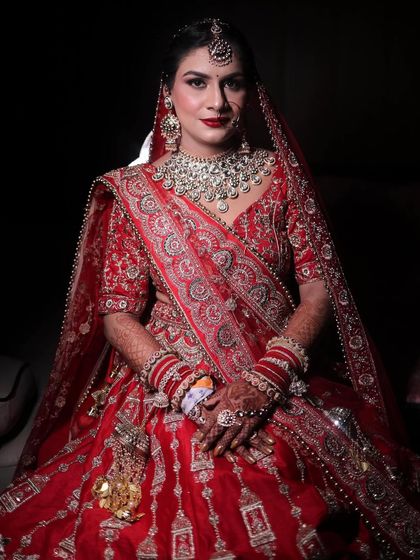My bride Himani, looking straight at the camera with so much confidence. The bold makeup look suits her so well.