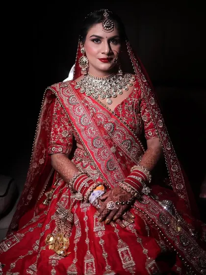 My bride Himani, looking straight at the camera with so much confidence. The bold makeup look suits her so well.