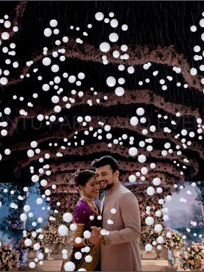 My snow bubble machine creates beautiful, floating bubbles that look like snowflakes, perfect for a romantic first dance or a festive party atmosphere. It's a unique visual effect that fills the space with gentle, photogenic orbs.