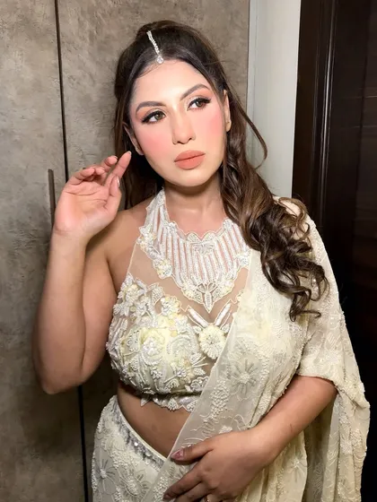 This client in a white saree is the picture of elegance. The simple, delicate pearl maang tikka is the only piece of jewelry needed.