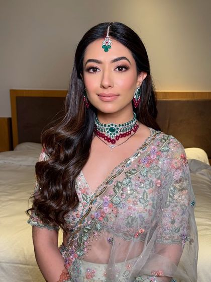 A beautiful smile from a bride with an effortless glow. My training focuses on creating makeup that makes your clients feel confident and beautiful.