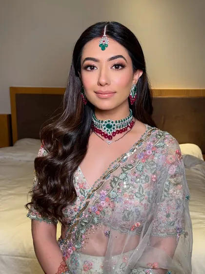 A beautiful smile from a bride with an effortless glow. My training focuses on creating makeup that makes your clients feel confident and beautiful.