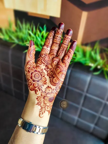 A lovely, warm brown stain on an Indo-Arabic design. This is the color you can typically expect about 24 hours after removing the henna paste.