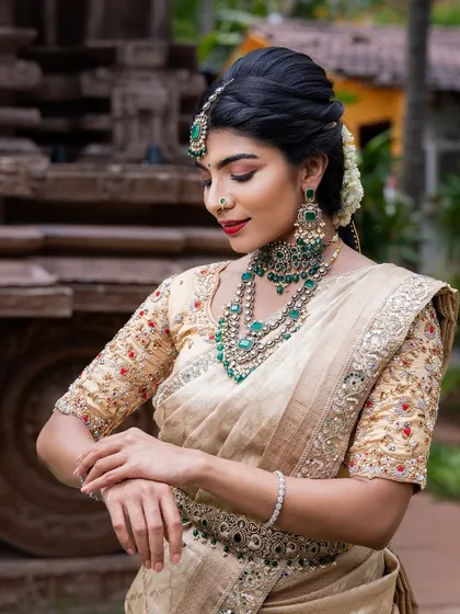 Make a statement with this breathtaking emerald and silver-toned bridal set. The rich green stones offer a beautiful contrast against both traditional and modern outfits, making it a versatile choice for weddings or grand celebrations.