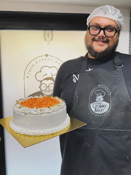 Just wanted to show my face and say hello! Here I am with one of my mango cakes. I'm proud to use amazing organic mangoes that are ripened the good old-fashioned way.