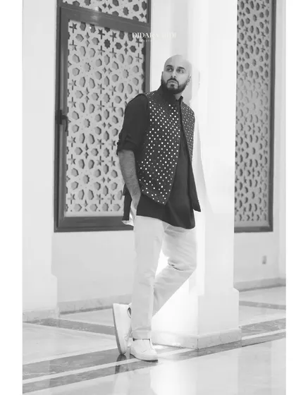 A black and white portrait from a wedding in Marrakech. The intricate details of the Moroccan architecture make for a stunning backdrop.