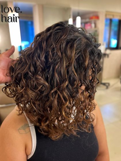 A close up of the texture and colour. You can see how the highlights are blended into the hair for a natural grow out and a beautiful finish.