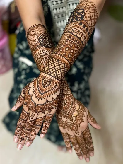An elegant Indo-Arabic design for the back of the hands, with a beautiful blend of bold lines and intricate filler patterns.