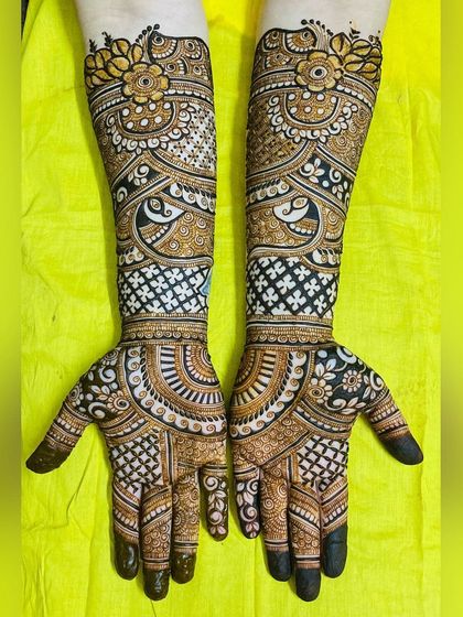 For this bridal design, I combined bold floral motifs on the forearm with delicate, checkered patterns on the wrist and palm. The contrast between the bold and fine lines creates a captivating effect.