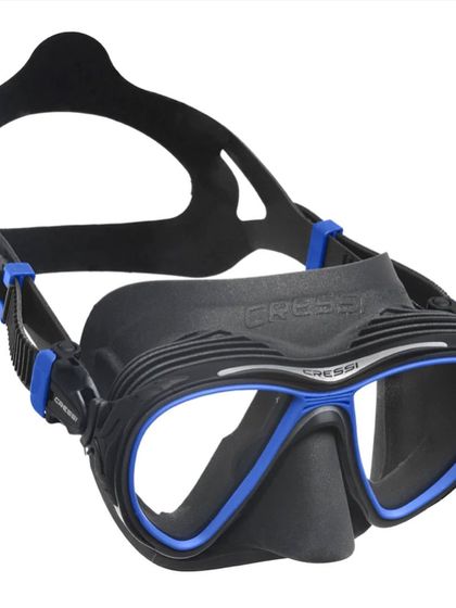 The Cressi Quantum in a black and blue colorway. The quality of the materials and the thoughtful design make it a top choice for divers looking for a reliable, high-performance mask.