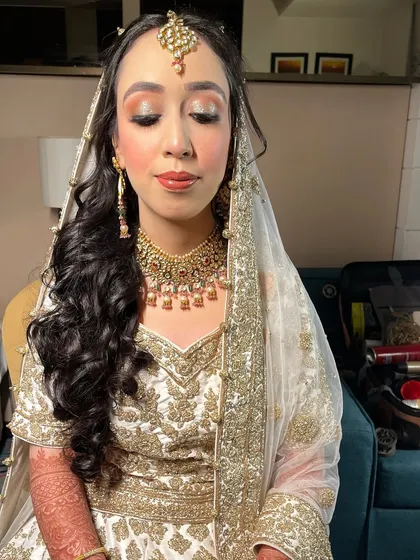A close-up of the eye makeup for this look. The soft shimmer on the lids and the perfectly blended shadow create a dreamy and romantic feel.