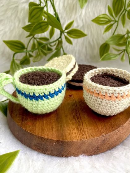 For the coffee lovers, I make these cute little coffee cup and biscuit keychains. They make a perfect little gift for Father's Day or for a friend.