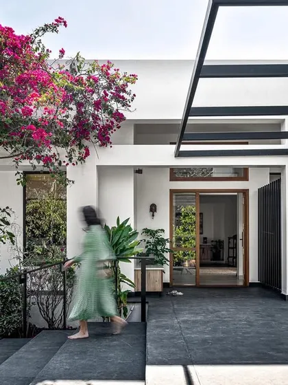 The entrance to the "Verandah House" was designed as a gentle transition. It’s a place to pause and take in the landscape before stepping into the intimate living spaces, all of which are connected to the garden.