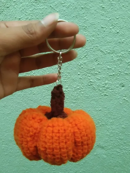 A mini pumpkin amigurumi keychain, perfect for the autumn season or for anyone who loves Halloween.