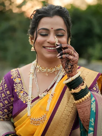 Can’t stop staring at that gorgeous henna stain. This bride is glowing, and her mehendi adds such a rich, traditional element to her look.