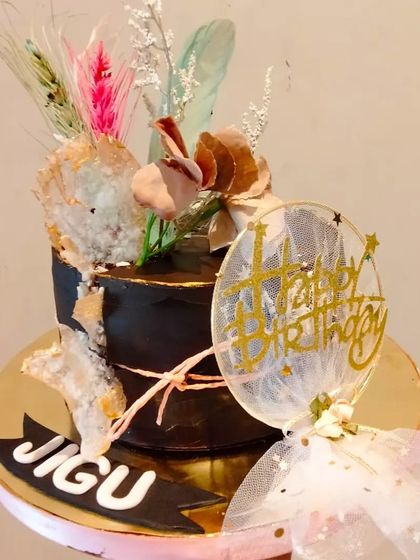 Chic & Themed Cakes for Adults photo 30