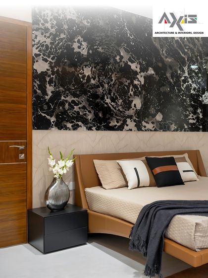 For a touch of drama, I used a striking black marble panel as a headboard. This bold feature is balanced by a neutral color scheme and soft textiles, creating a luxurious and contemporary sleeping space.