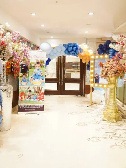 The entrance to Vardaan's party, featuring hot air balloon-shaped balloon columns and elegant floral arrangements.