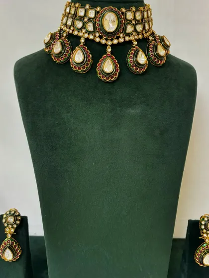 A simple Kundan choker with teardrop pendants and Meenakari work. This rental set includes small matching earrings.