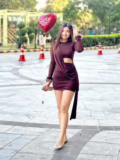 A full-length view of my V-Day outfit, complete with a heart-shaped balloon. It's a playful and stylish take on the occasion.