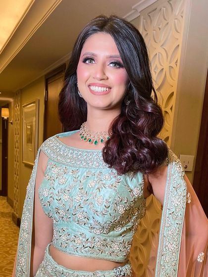 A gorgeous smile from Ishita at her reception. The makeup features a soft smokey eye and a nude lip, perfectly complementing her mint green lehenga.