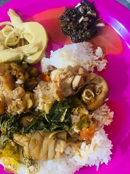 A full view of my satisfying lunch with pig trotter curry.