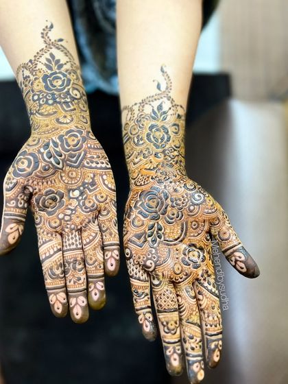 Another look at the beautiful floral design for Eid. The use of dark and light shading gives the flowers a realistic and elegant appearance.