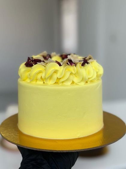 This beautiful Rasmalai cake is a perfect example of our fusion flavor module. Students learn to incorporate traditional Indian sweets into modern cake designs, creating unique and delicious results.