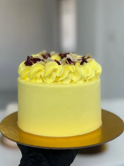 This beautiful Rasmalai cake is one of the fusion flavors we teach. It combines the delicate taste of the classic Indian sweet with a soft, moist cake and creamy frosting, decorated with rose petals and nuts.