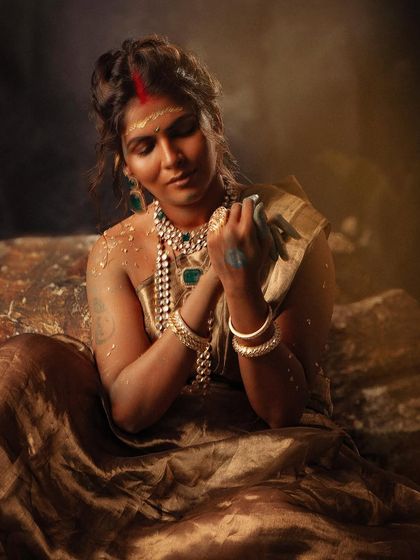 A moment of quiet strength. The styling here is about celebrating imperfections and finding beauty in authenticity.