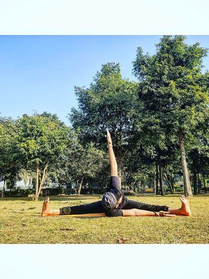 A student practices a twisting split variation during our outdoor session, demonstrating advanced flexibility and balance.