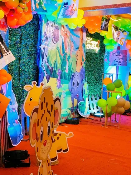 A side view of the jungle-themed stage, showing the layers of decoration.