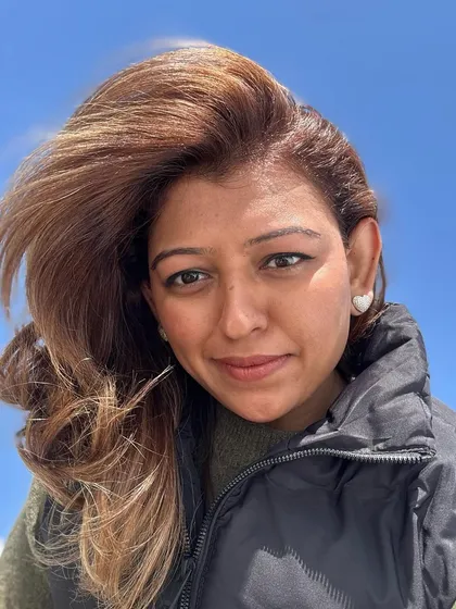 Another angle of this beautiful face-framing balayage and layered cut. The wind catches the layers perfectly, showing off the movement and texture.