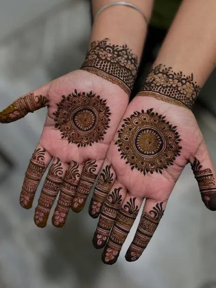 Sometimes, simple is the most beautiful. This classic mandala design is perfect for any celebration, offering a look that is both elegant and timeless. It focuses on symmetry and clean, delicate linework.