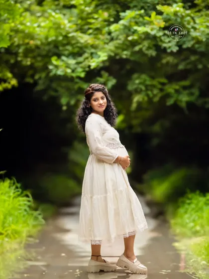 Embracing the serene beauty of nature for your maternity shoot. This outdoor portrait uses the soft, natural light of a Bangalore garden to create a peaceful and organic feel, perfect for the nature-loving mom-to-be.