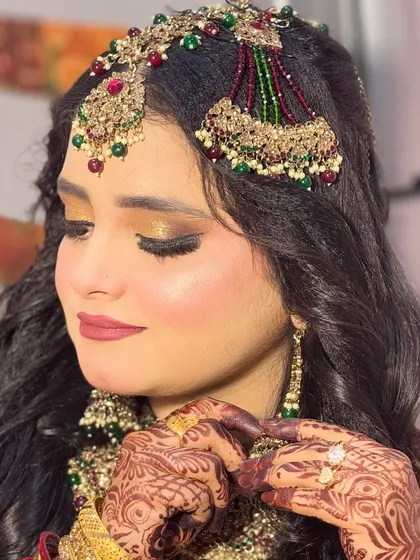 Another angle of this Walima bride's makeup, showing the beautiful blend of the eyeshadow and the flawless application of her base makeup.