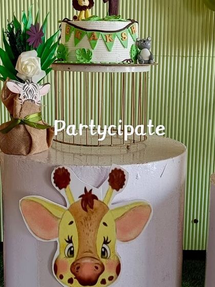 Details matter. This close-up shows the themed cake and a giraffe-themed plinth, showcasing how every element is designed to fit the safari concept.