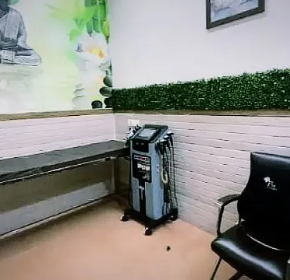 A small artificial green hedge installed in a treatment room at the clinic. This subtle addition helps create a more serene and relaxing environment for patients.