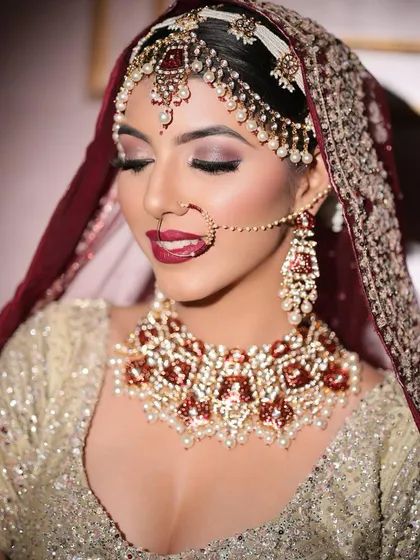 A classic bridal pose showcasing my red and white meenakari rental set. This is a popular choice for MUAs looking for traditional jewellery for their clients.