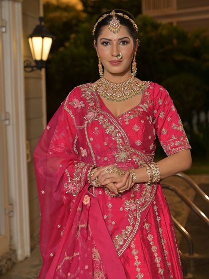 A complete bridal look featuring a heavy, gold-plated Kundan necklace, haath phool, and maang tikka, all available for rent.