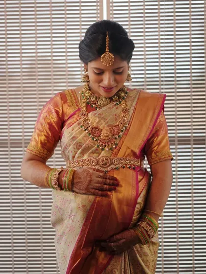 This expectant mother looks absolutely divine in a traditional Kempu set for her baby shower. The jewellery adds a touch of grace to this special milestone.