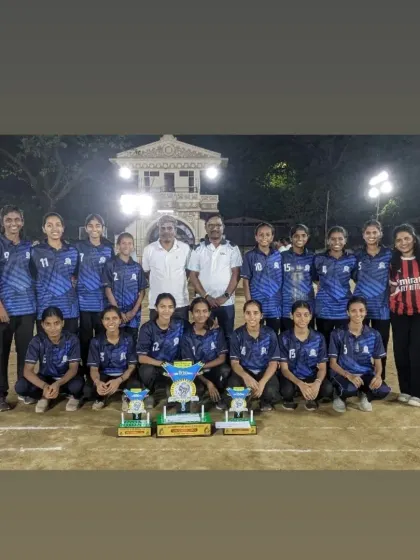 The victorious women's team at the Shri Hanuman Vyayam Shala Shatabdi Mahotsav विभागीय स्पर्धा.