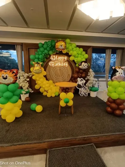 A wide shot of the jungle-themed stage setup.
