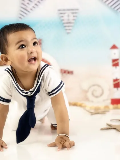 A happy crawl from the cutest sailor on the seven seas. The nautical-themed set is perfect for an adventurous little one.