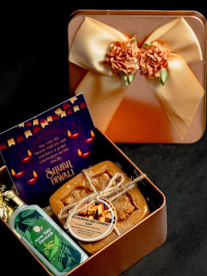 An elegant and affordable Diwali hamper. This set contains my refreshing Neem Tulsi facewash and a nourishing Ubtan soap, packed in a beautiful tin box with a Diwali wish card.