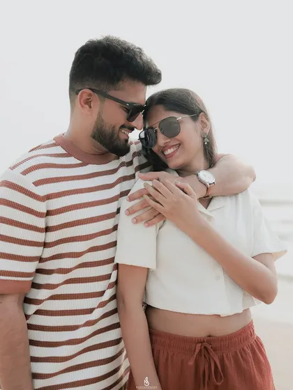 An intimate embrace against the backdrop of the sea. The soft light of the coast creates a romantic atmosphere for these close-up couple shots.