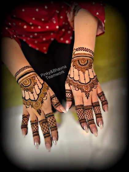 An elegant Arabic-style design, perfect for someone who wants a beautiful yet less dense pattern for a festive occasion.