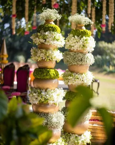 The details matter in traditional ceremonies. This is a floral Matki Chori set, an essential element for Gujarati, Rajasthani, and Marwari weddings, which we place at the corners of the Vidhi Mandap.