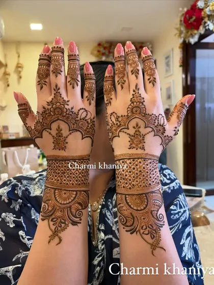A lovely henna pattern with delicate details. The design on the back of the hand features elegant arches and fine line work, perfect for an engagement or sangeet party.