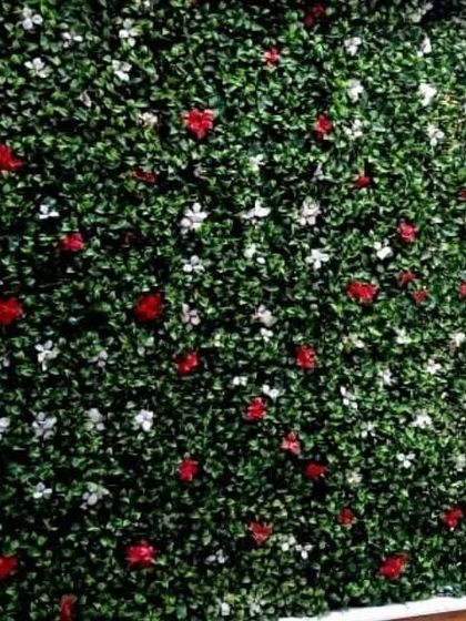 This artificial green wall is dotted with red and white flowers, adding a pop of color and a touch of romance. It's a perfect choice for balconies or spaces where you want a flowering look year-round.